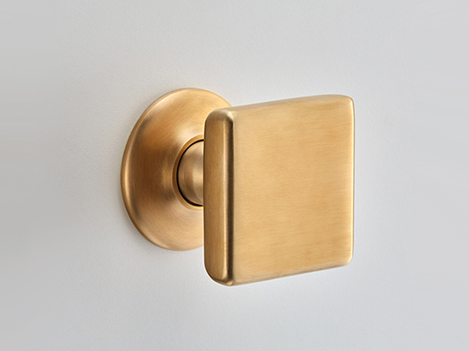 Дверная ручка-кноб на розетке Croft Plaza 1743 античная латунь
