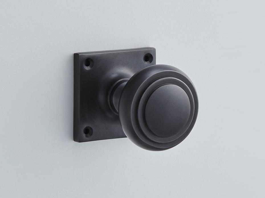 Дверная ручка-кноб на розетке Croft Stepped Cushion 6348 чёрный