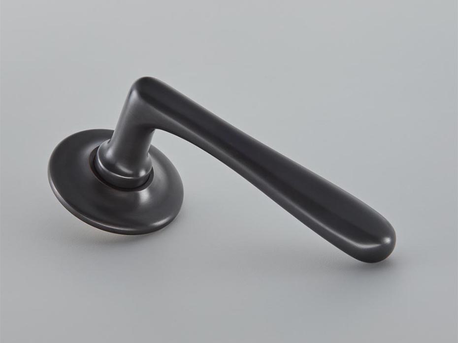 Дверная ручка на розетке Croft 7101_COV_57D Elegance черная бронза