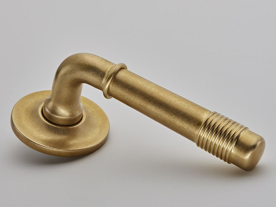 Дверная ручка на розетке Croft Crest 7022COV57A  античная латунь