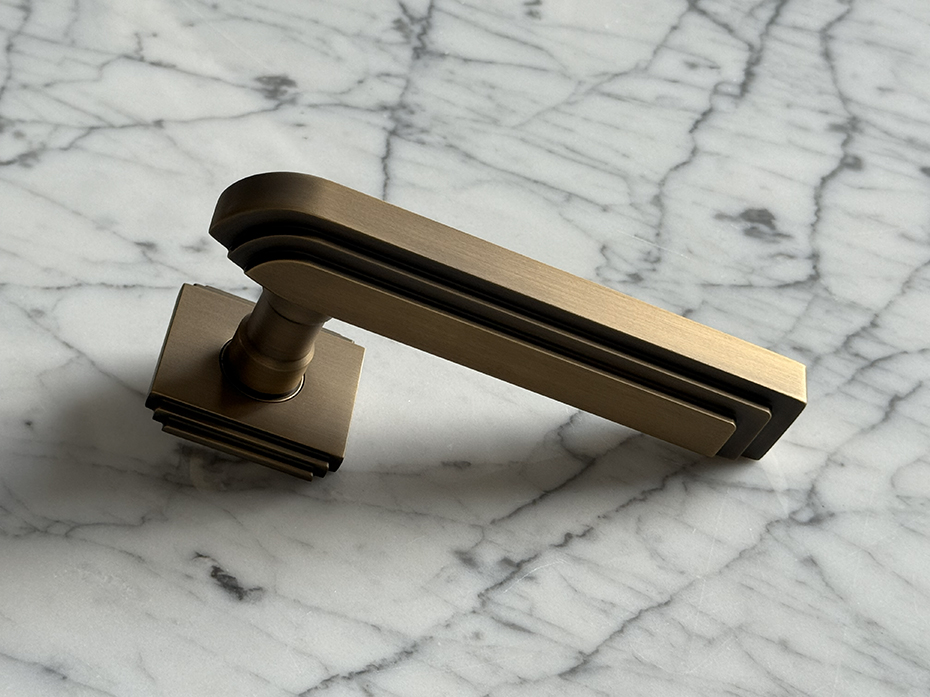 Дверная ручка на розетке Oliver Knights Bausan LH античная латунь