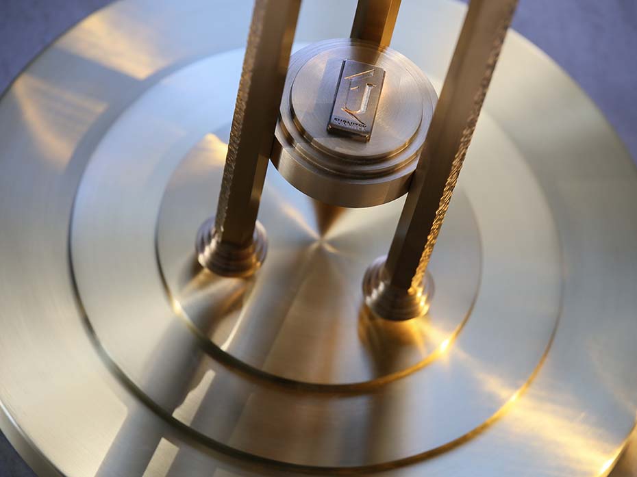 Столик кофейный круглый из латуни цвет матовый Furnitek FG-060