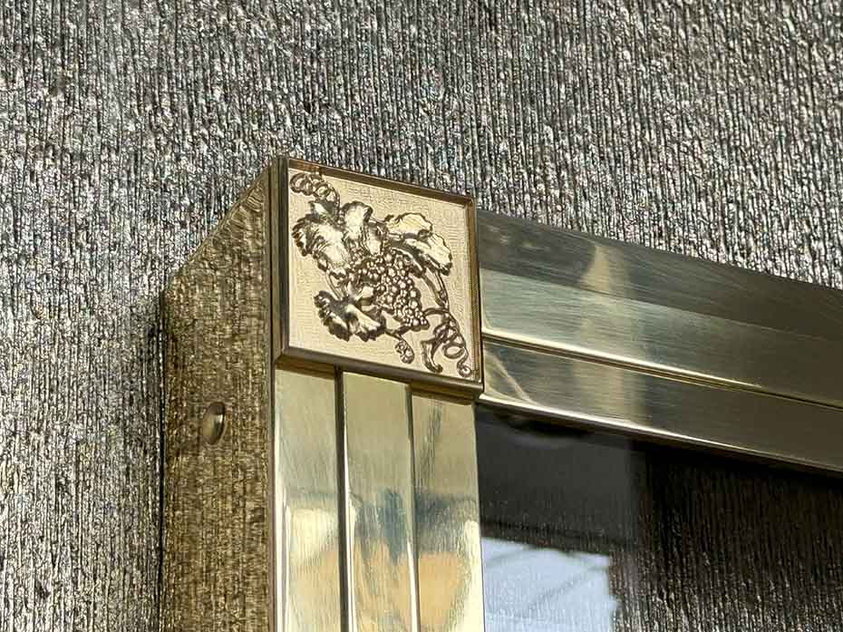 Панно для пробок на стену FURNITEK FG-04003 в латунной раме с полировкой