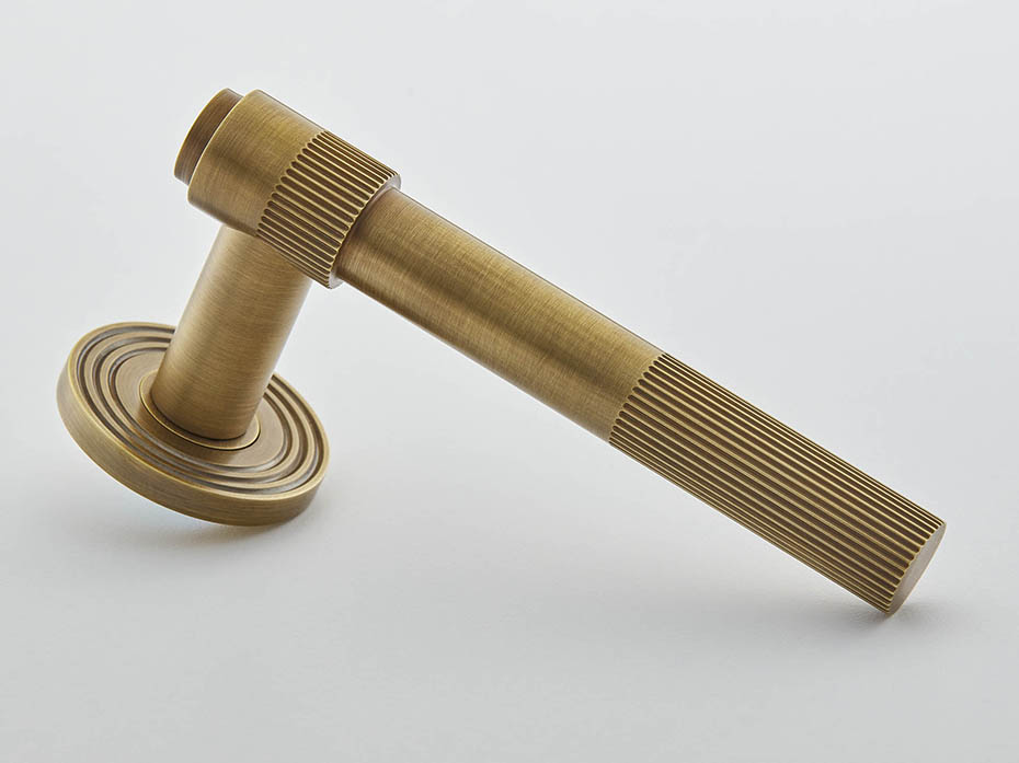 Дверная ручка на розетке Croft Mayfair 121 213 латунь античная