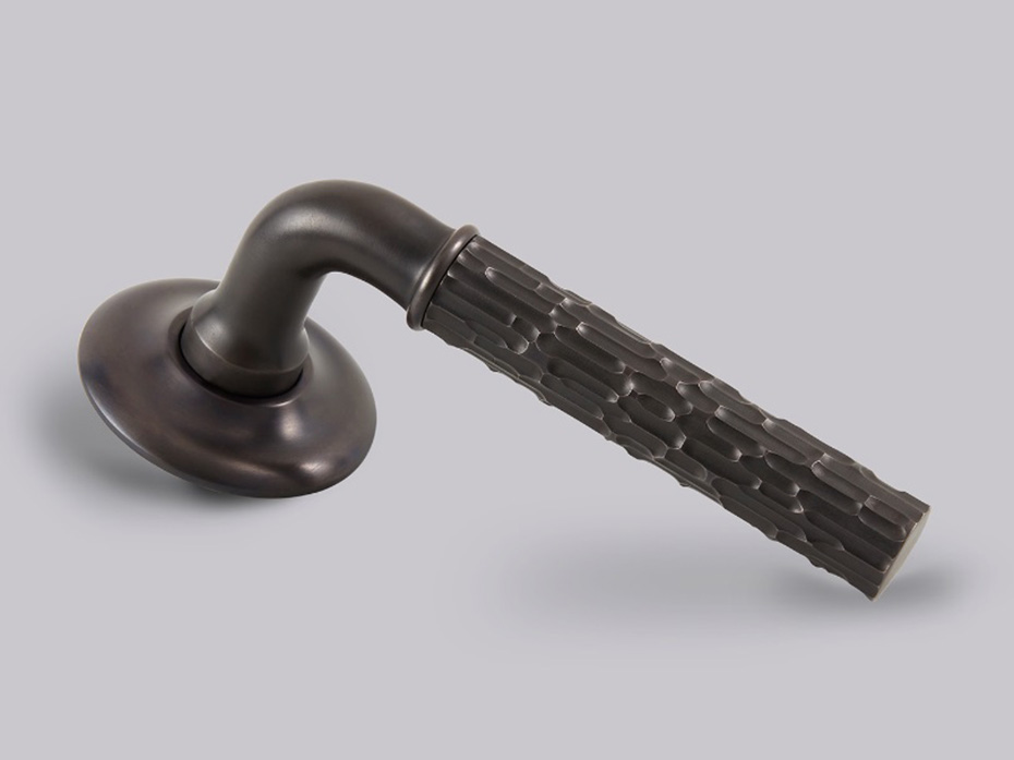 Дверная ручка на розетке Croft Bark 7030OV57 чёрная бронза