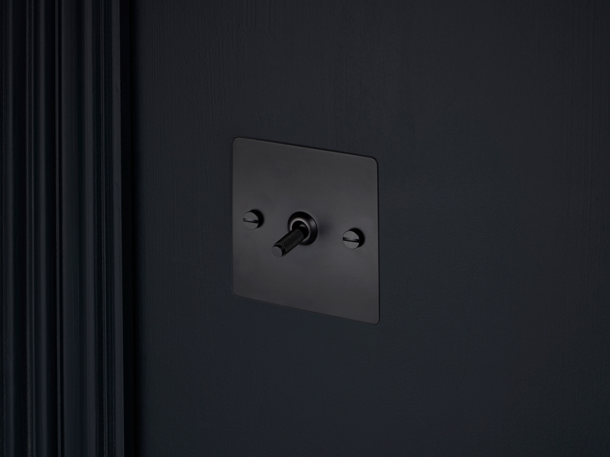 Выключатель тумблерный Buster & Punch одинарный UK-TO-CO-1G-BL чернёная латунь