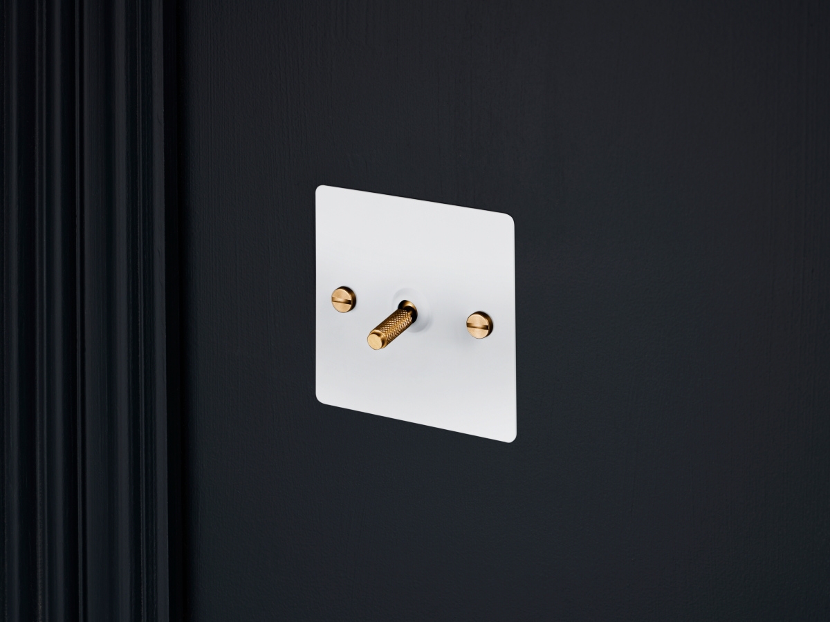 Выключатель тумблерный Buster & Punch одинарный UK-TO-CO-1G-WH-BR белый