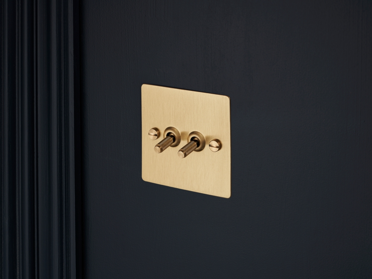 Выключатель тумблерный Buster & Punch двойной UK-TO-CO-2G-BR матовая латунь