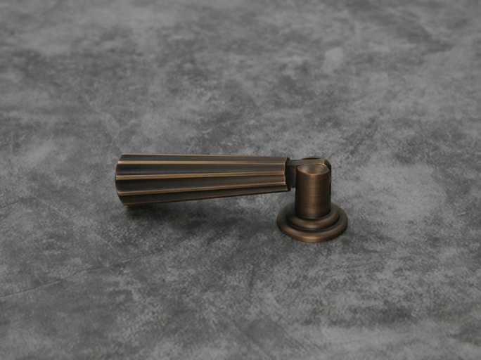 Мебельная ручка капля Oliver Knights CH Ren 50мм античная латунь