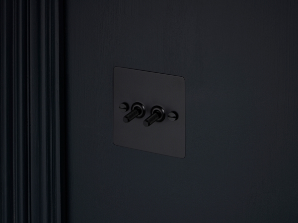 Выключатель тумблерный Buster & Punch двойной UK-TO-CO-2G-BL чернёная латунь