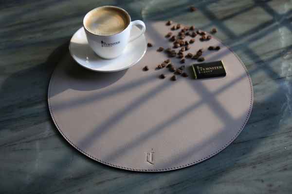 Салфетки на стол из кожи